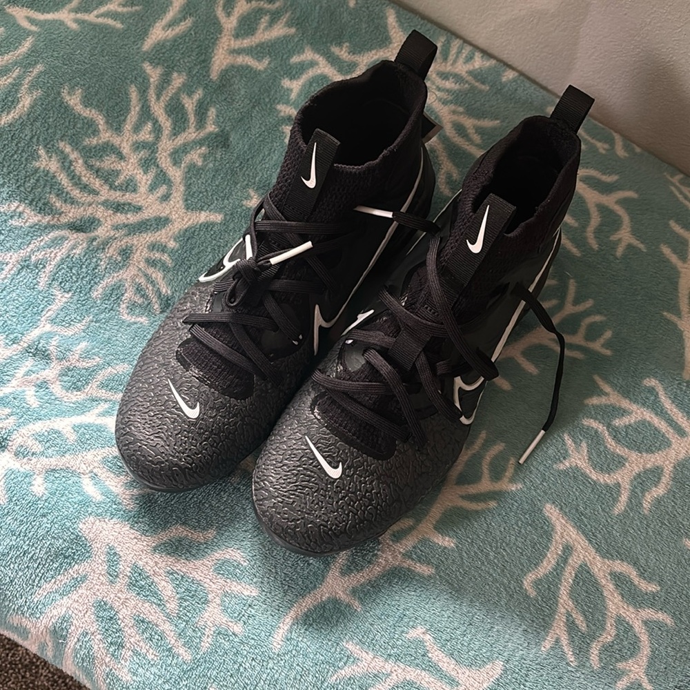 NEW Size 7 men’s baseball cleats.